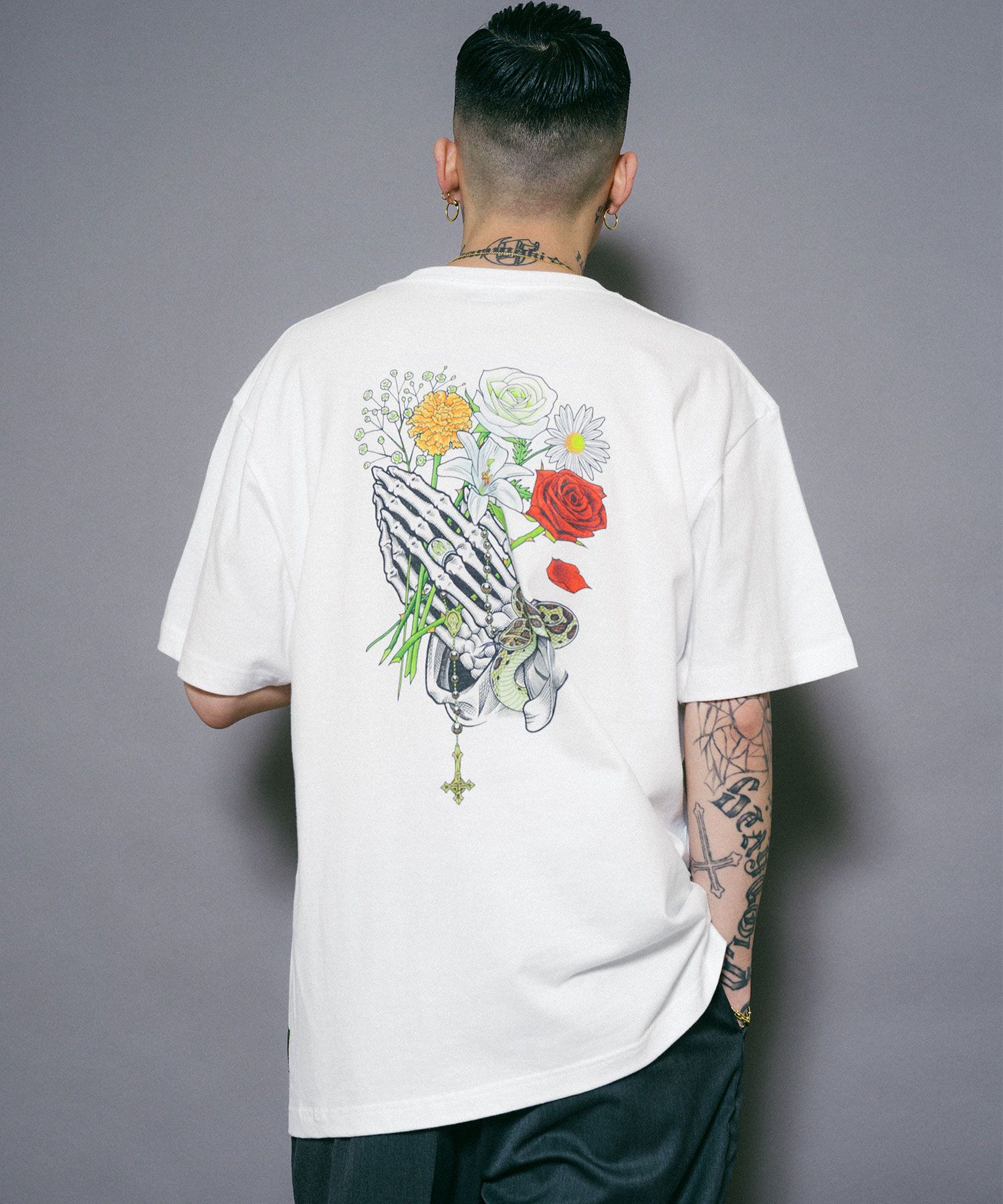 FLOWER PRAYING HANDS-TEE