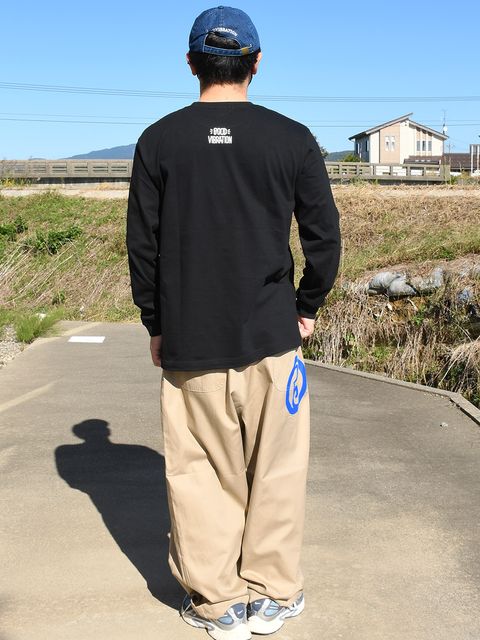 ボディに馴染むようなダークな色合いのプリントで  よりホラーテイストを感じさせる仕上がりに。