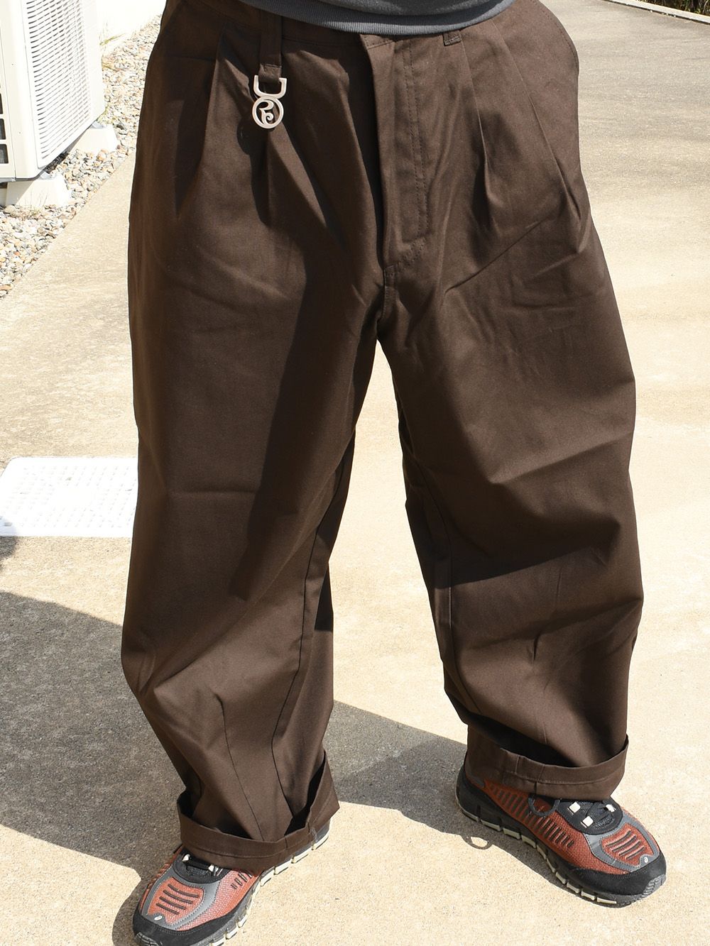 CONSPICUOUS TUCK-PANTS