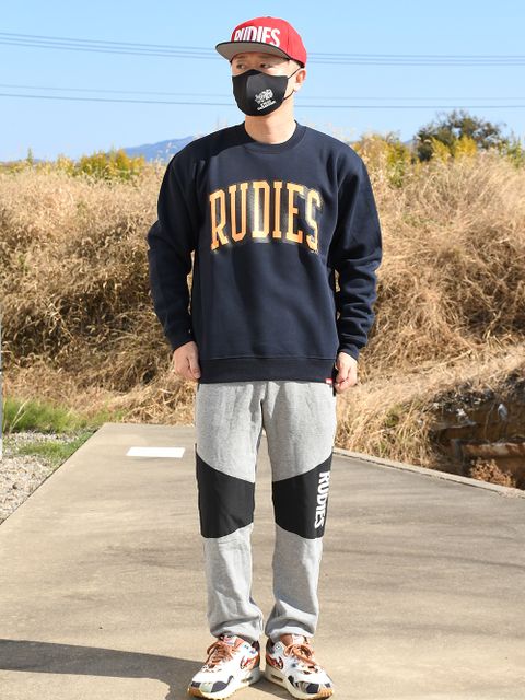 暗くなりがちな秋冬コーデが華やかに！