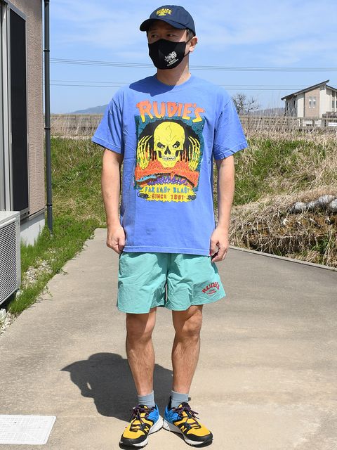 柔らかな肌触りの古着風ボディに  Yuzuruさんのイラストがフルカラープリントされた豪華な1枚！