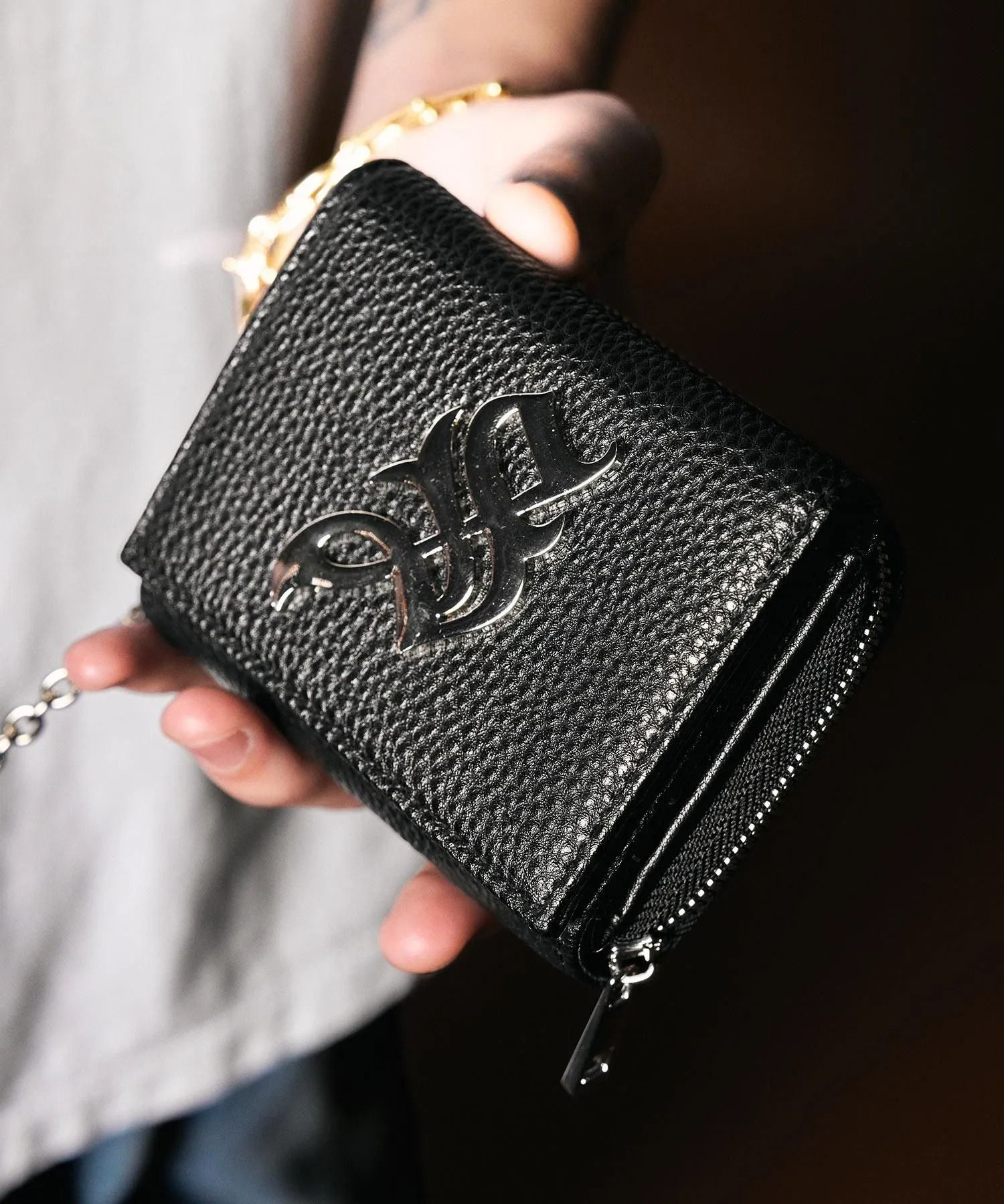 Logo plate leather wallet