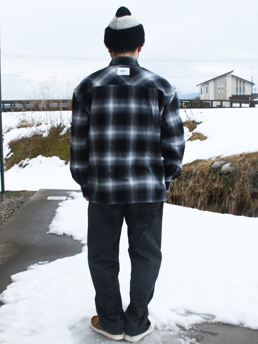 誰しも一度は憧れたオンブレチェックにブランドらしい装飾が施されたクールな1枚。