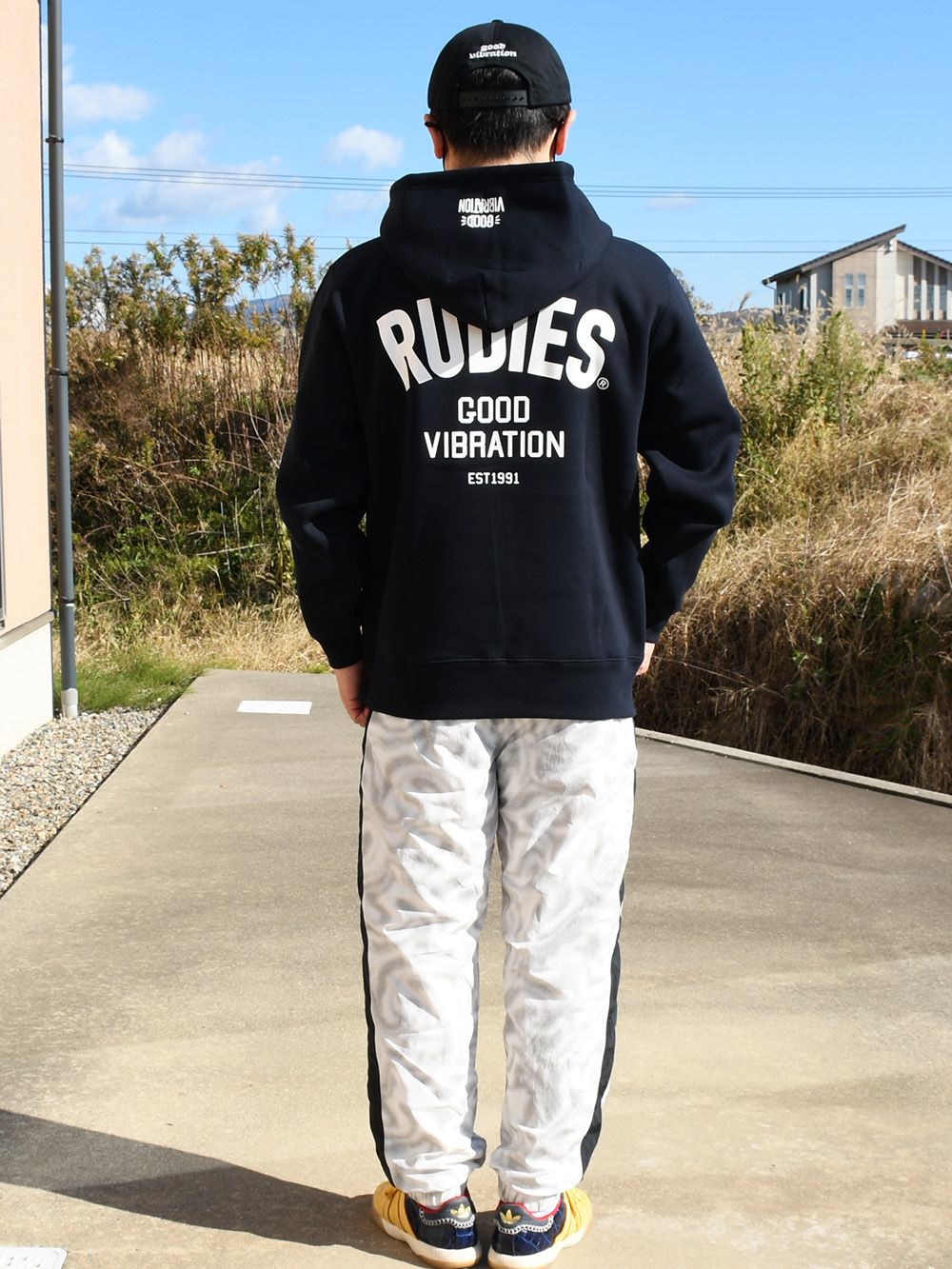 そんなどこから見られてもカッコいい豪華デザインパーカ！