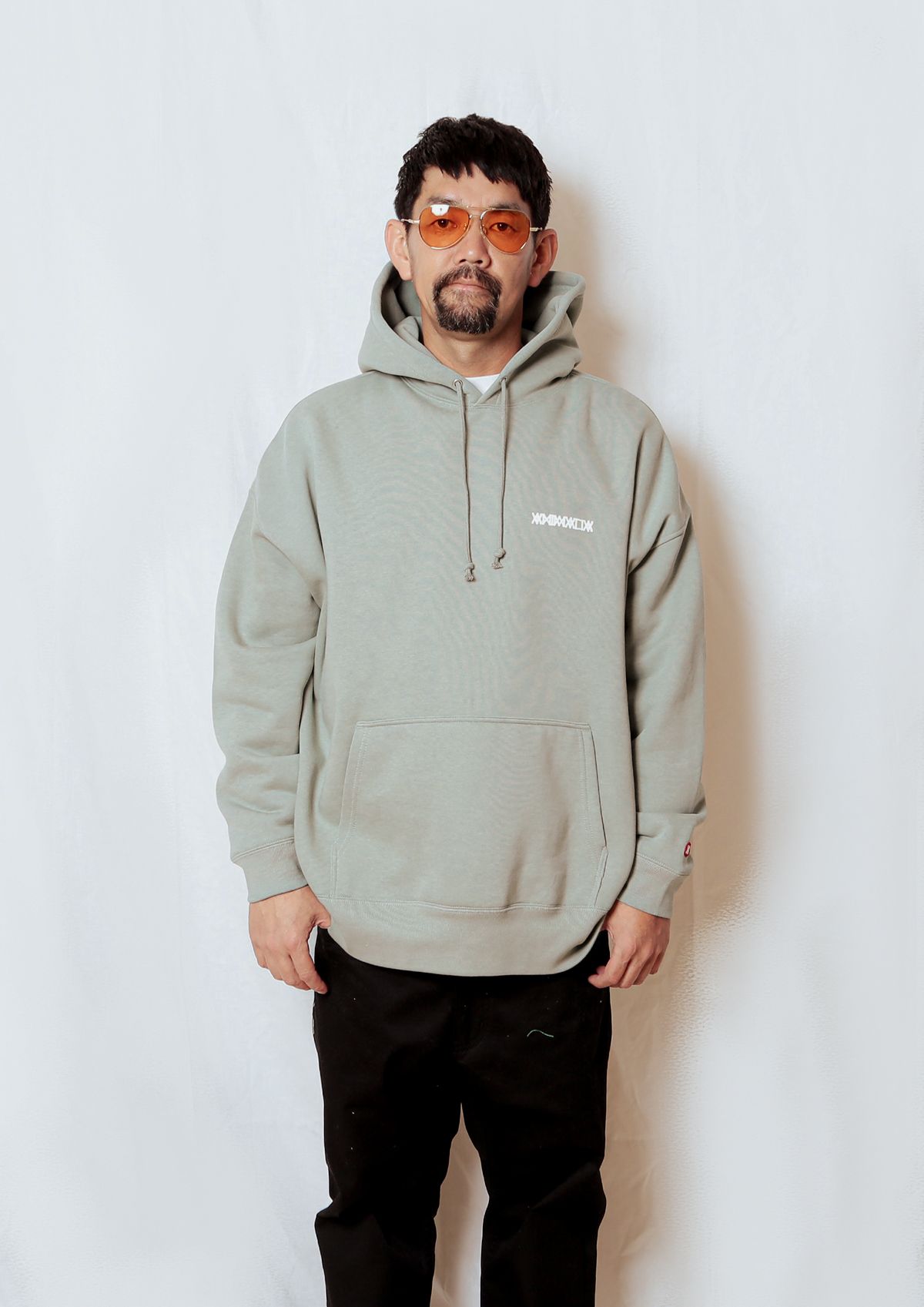 BIG SILHOUETTE HOODIE - Attacking Skunk