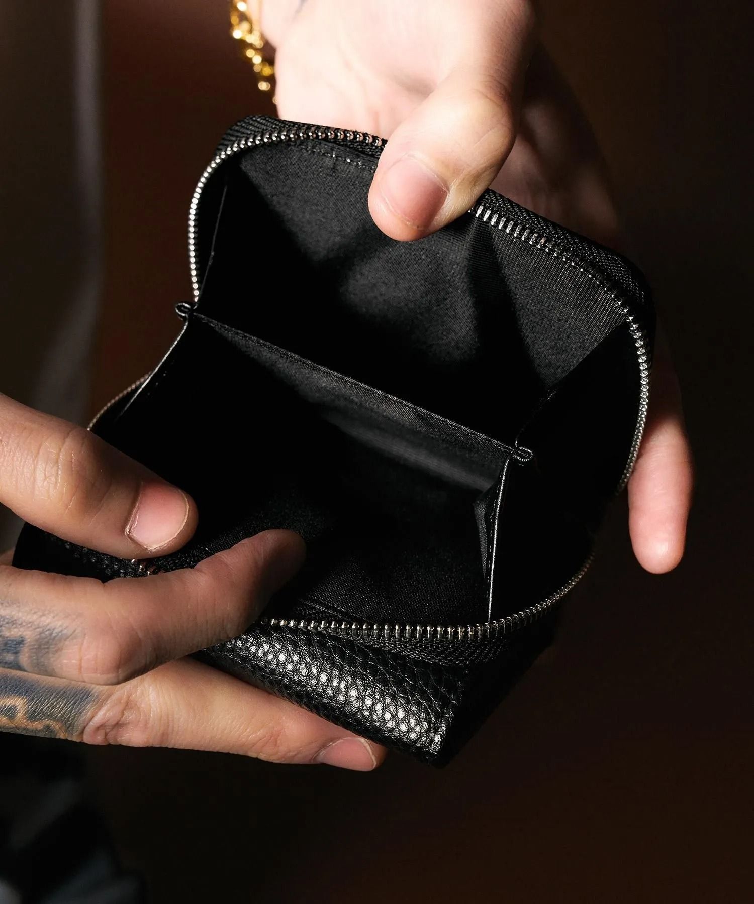 Logo plate leather wallet