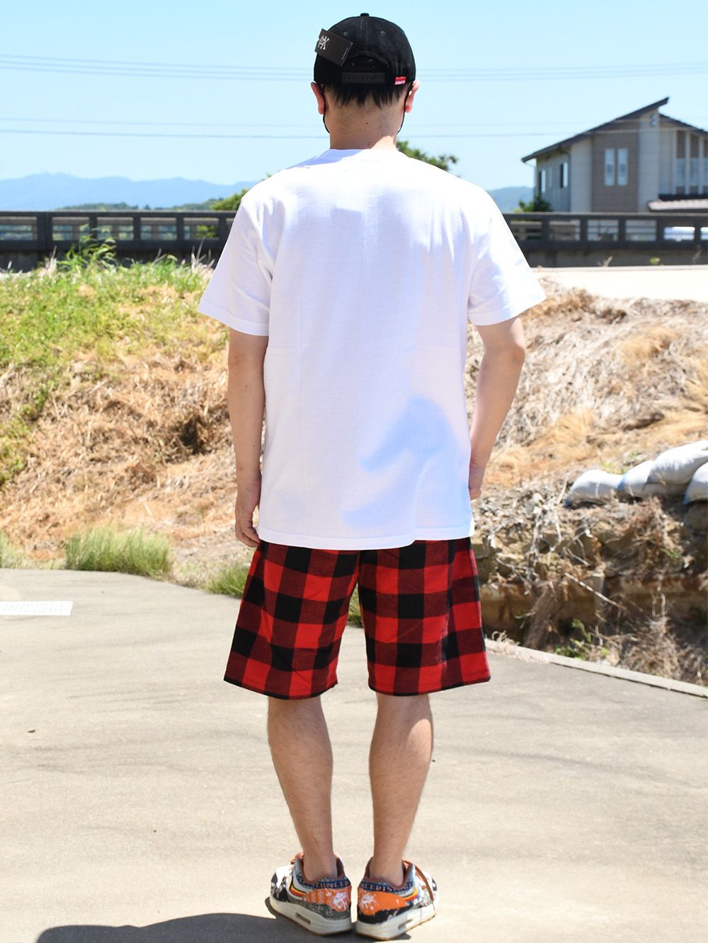シュールなトップスと鮮やかなチェック柄の組み合わせがいい感じです！