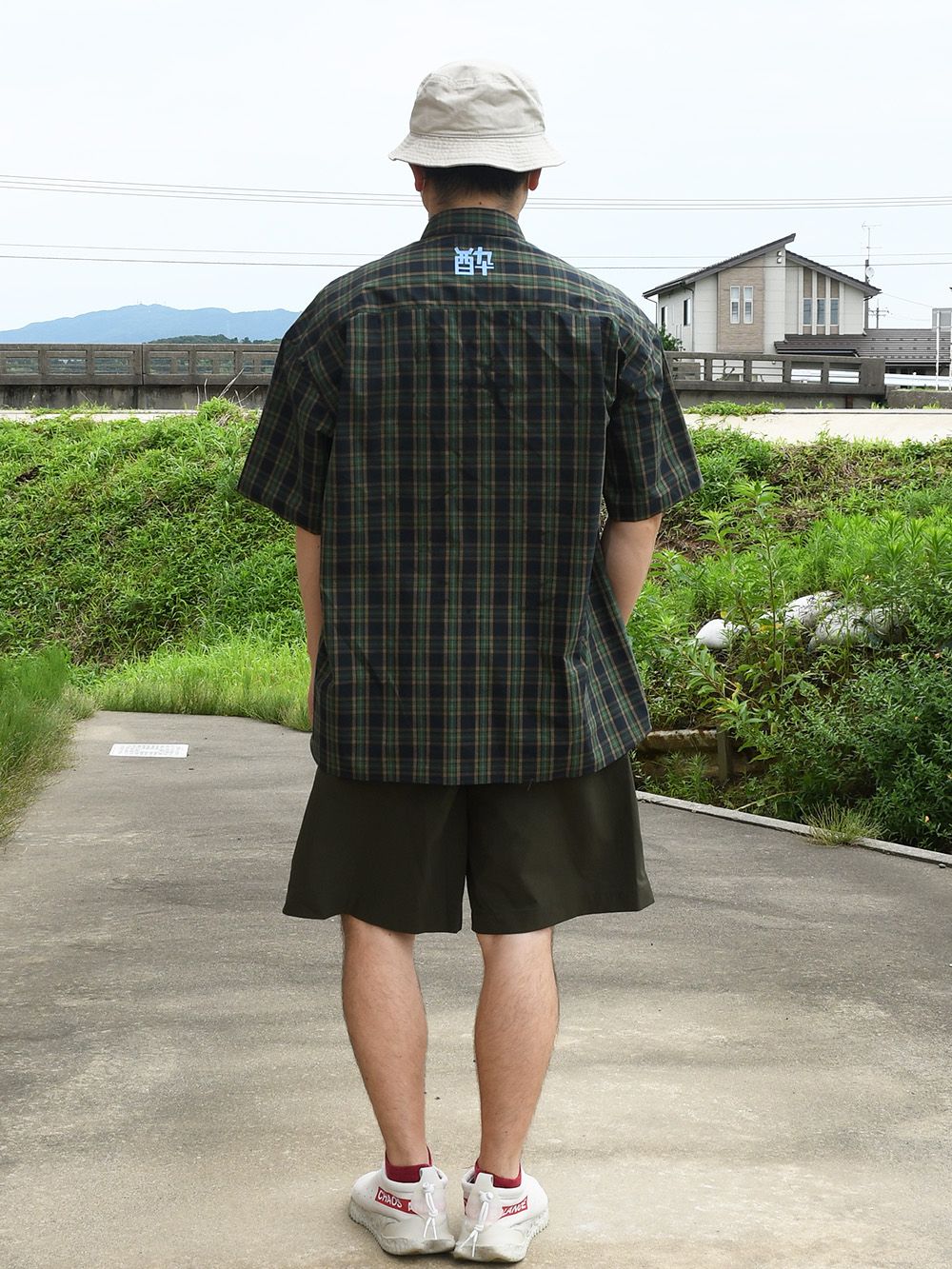 泥酔チェックシャツ