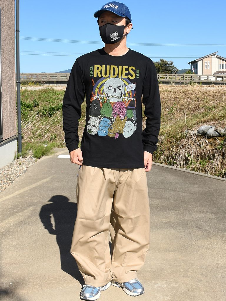 ボディに馴染むようなダークな色合いのプリントで  よりホラーテイストを感じさせる仕上がりに。