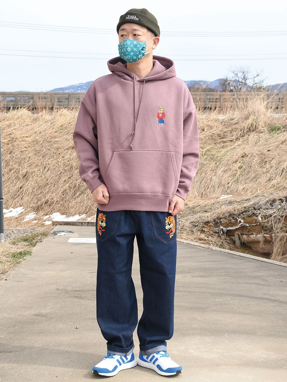 サム刺繍パーカ
