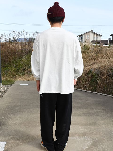 ボディのカラーといい、掠れプリントといい、 レトロな空気感でいい味出しまくりのロングスリーブ。