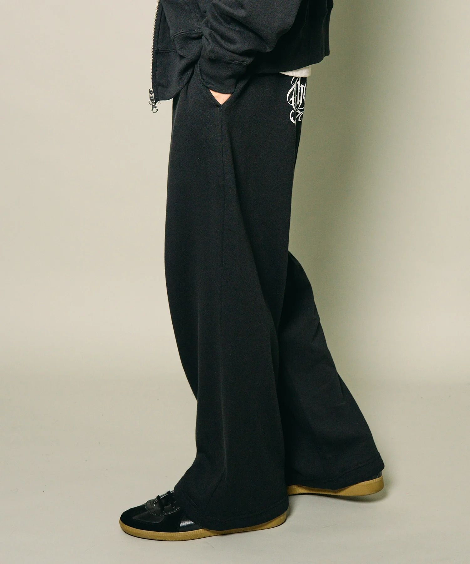 Wide sweatpants