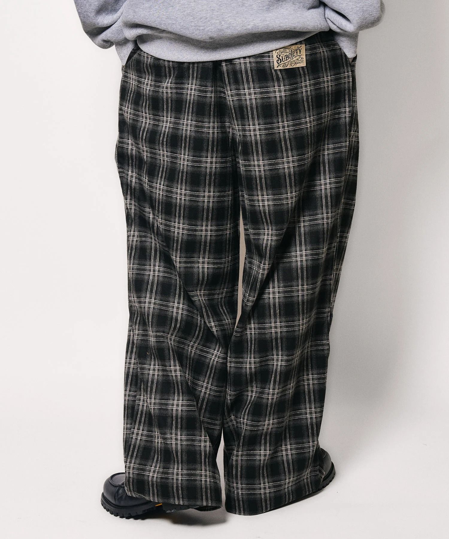 Wide straight check slacks