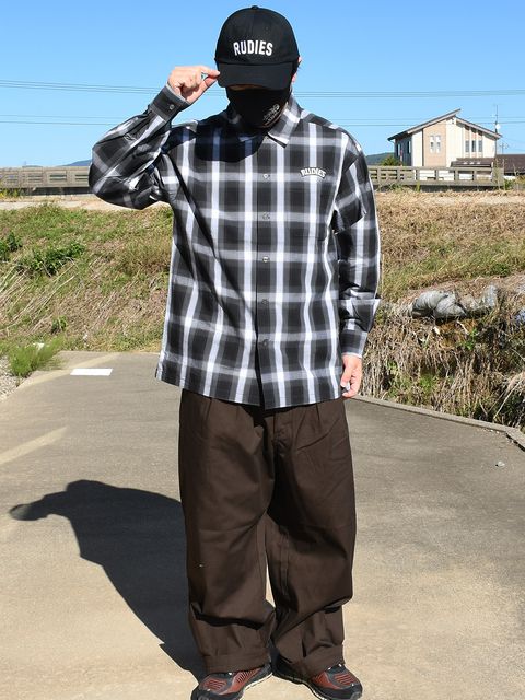 ボタンの開け閉めで様々なコーデが楽しめる！