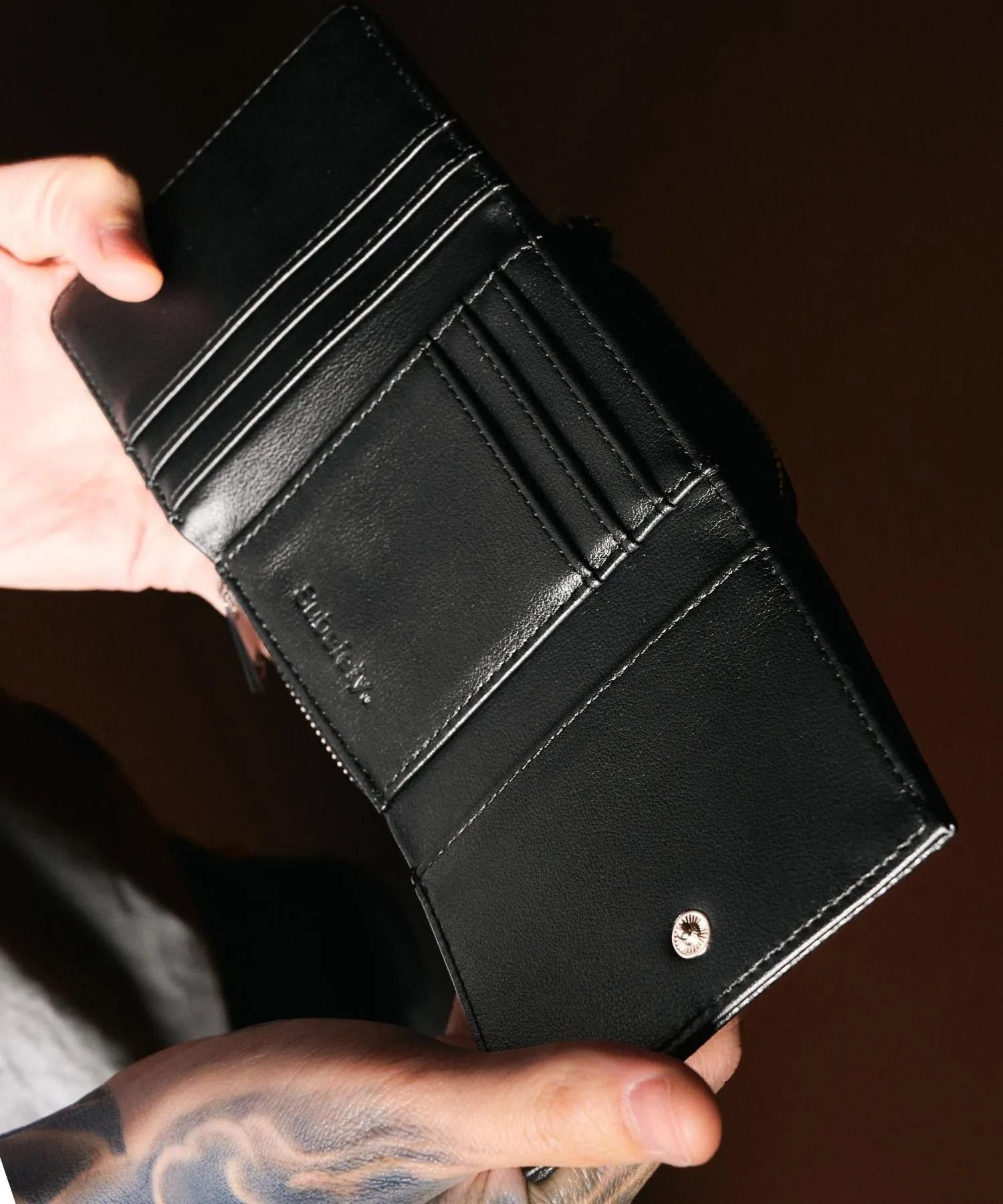 Logo plate leather wallet