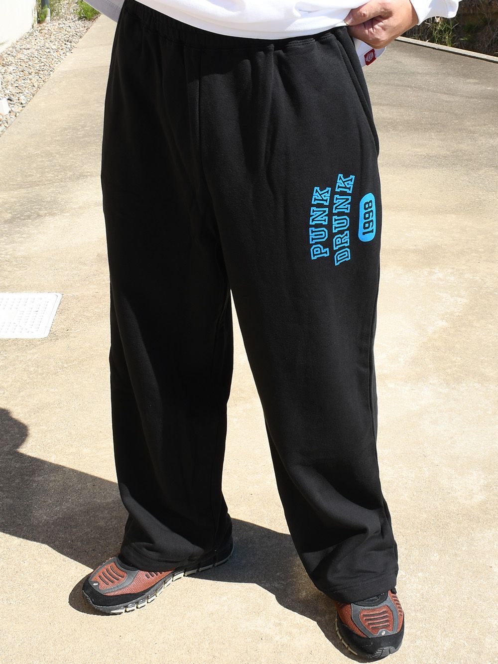 横向きスウェットパンツ