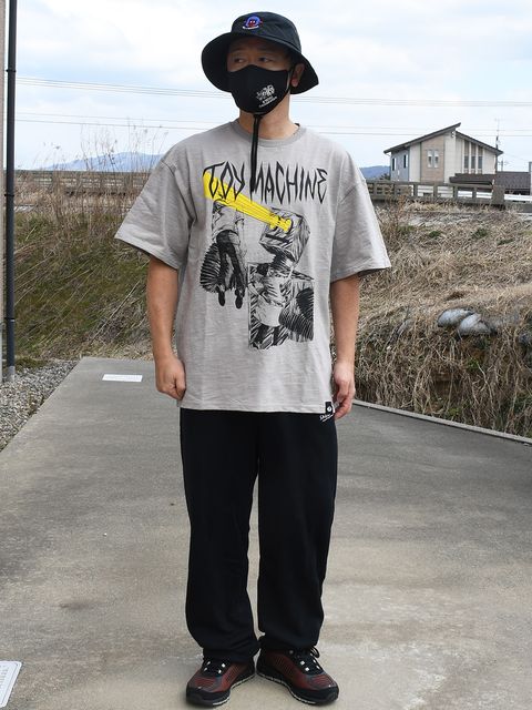 ビッグシルエットに負けじと大きなプリントで表現された  あまりにも怖すぎるグラフィック！