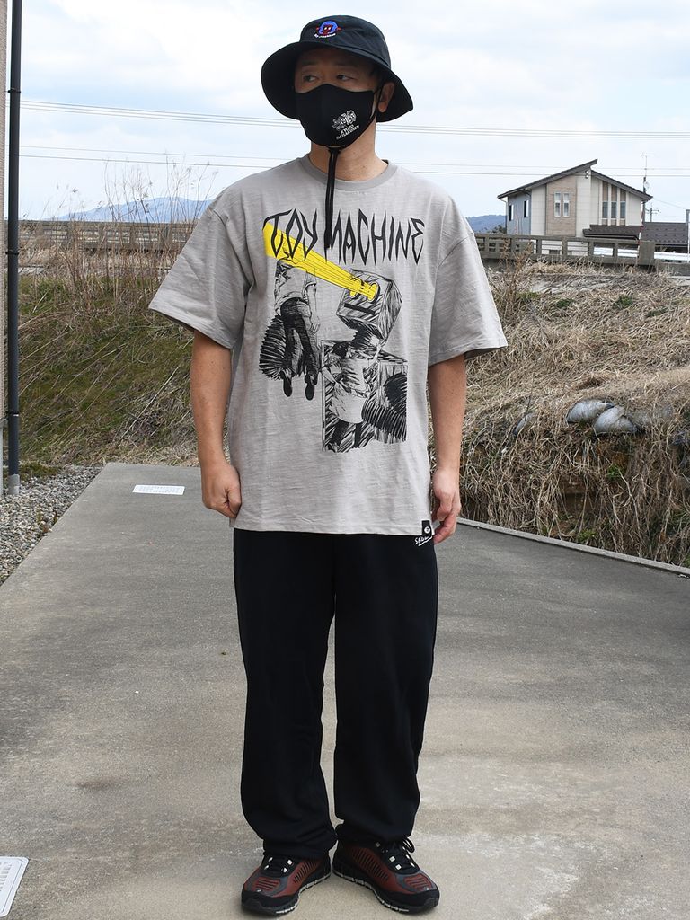 ビッグシルエットに負けじと大きなプリントで表現された  あまりにも怖すぎるグラフィック！