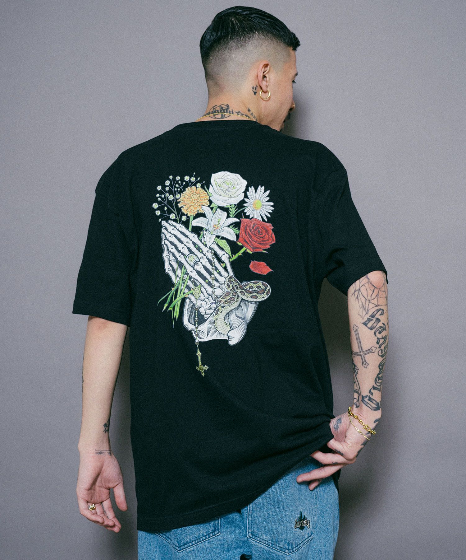 FLOWER PRAYING HANDS-TEE