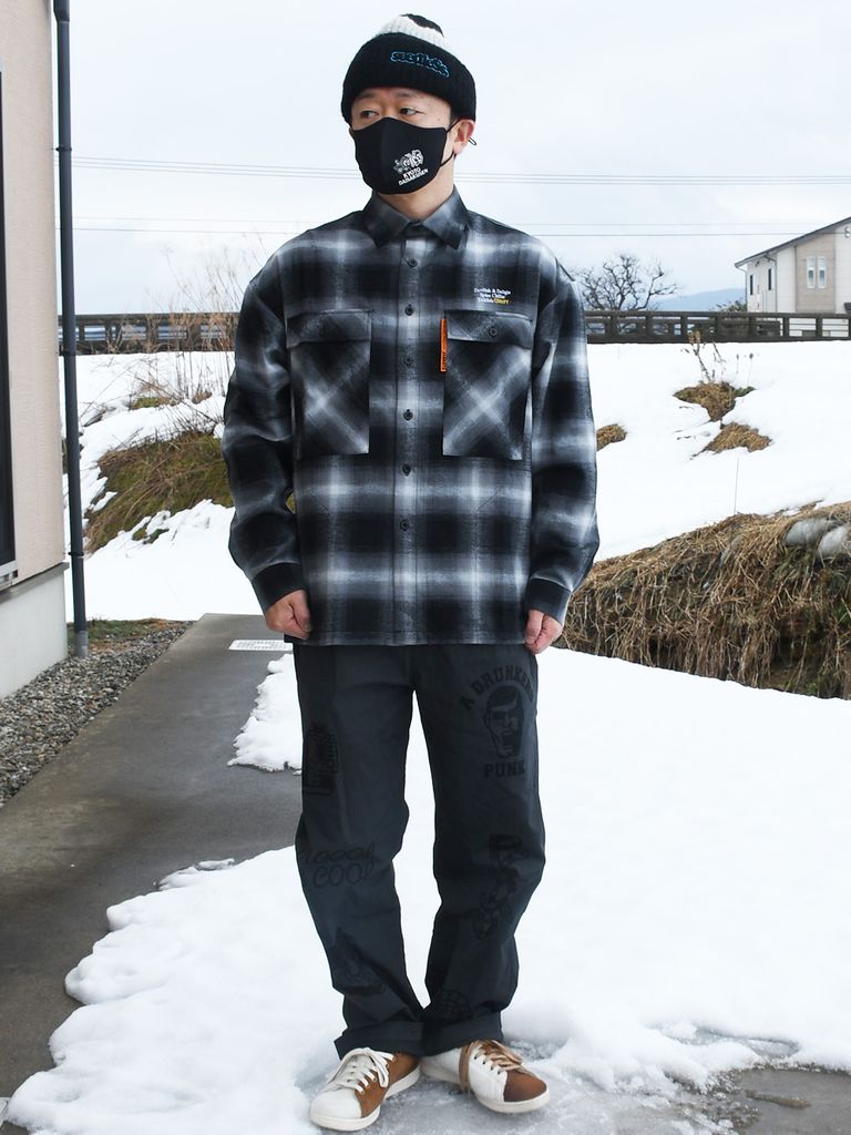 誰しも一度は憧れたオンブレチェックにブランドらしい装飾が施されたクールな1枚。