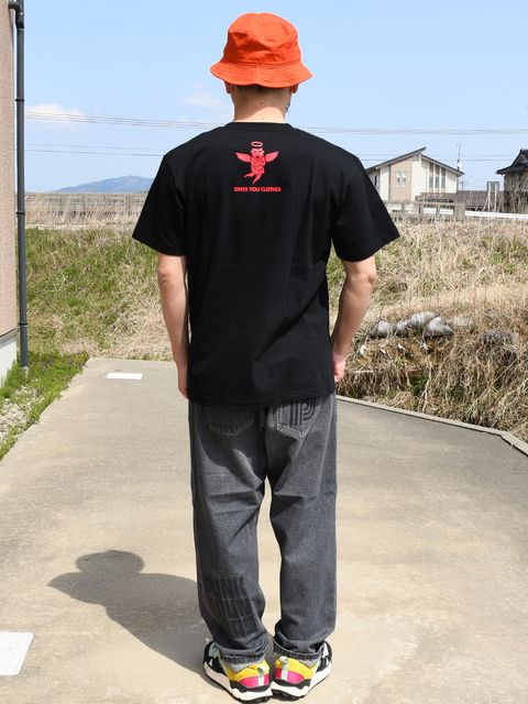 何かヤバいものを飲んでしまったのか  真っ赤なブルドッグがインパクト大！
