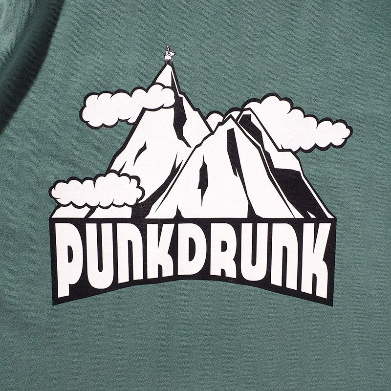 山脈の上にヤギTEE