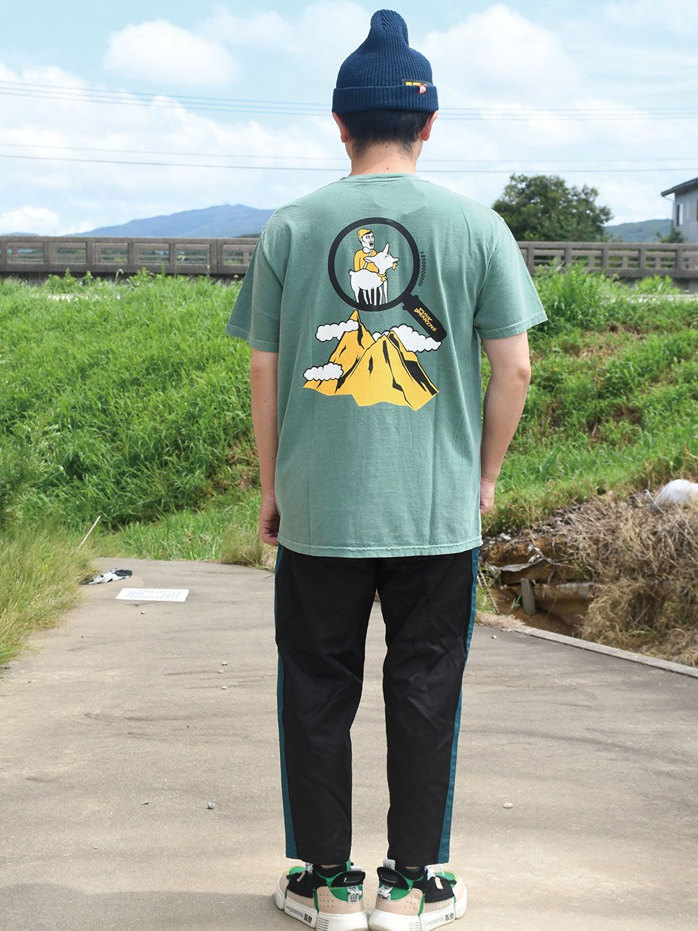 山脈の上にヤギTEE