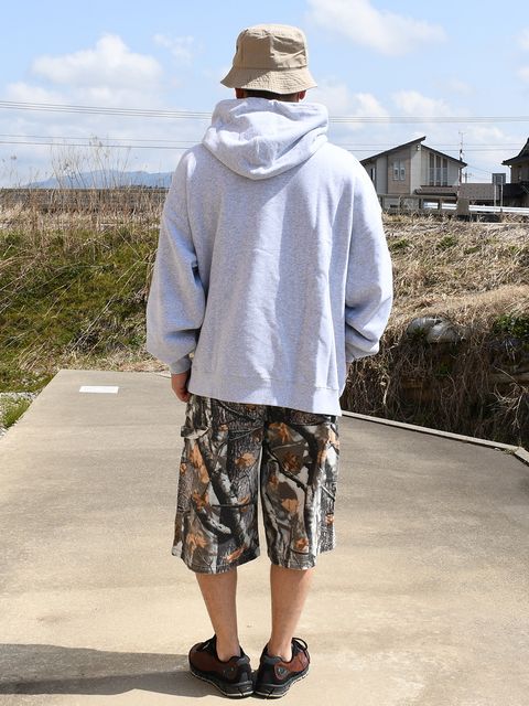 秋から冬？な感じの情緒あるカモ柄はどんなトップスにもいい感じにハマります。