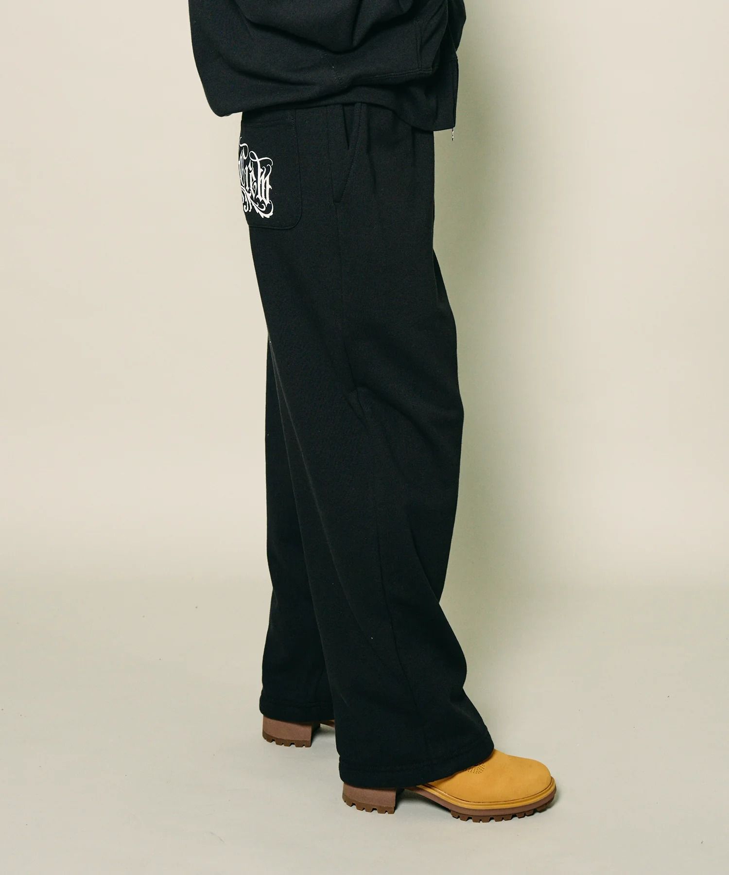 Wide sweatpants