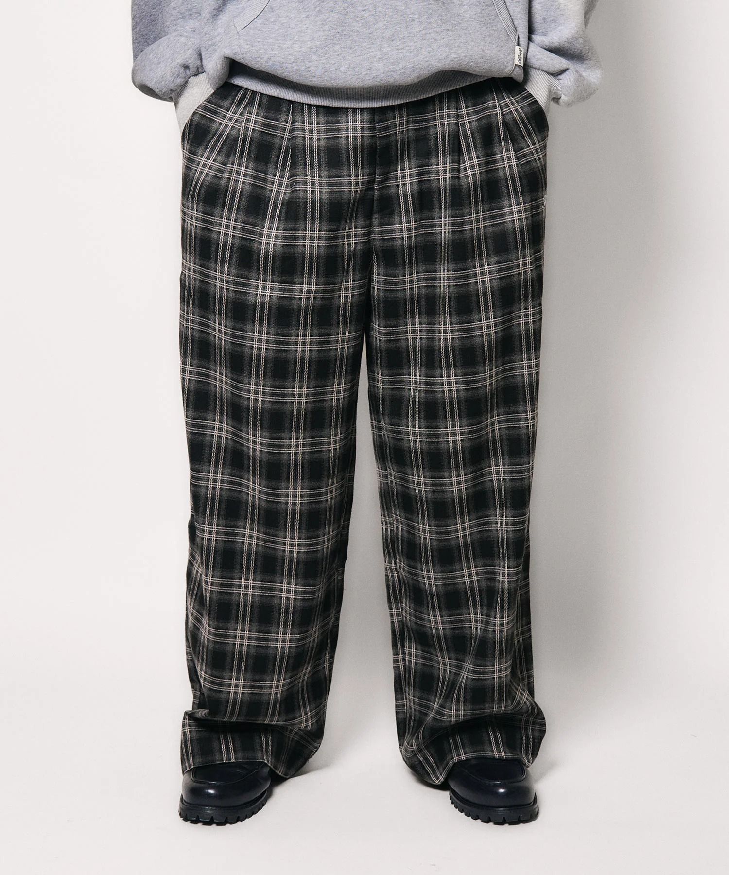 Wide straight check slacks