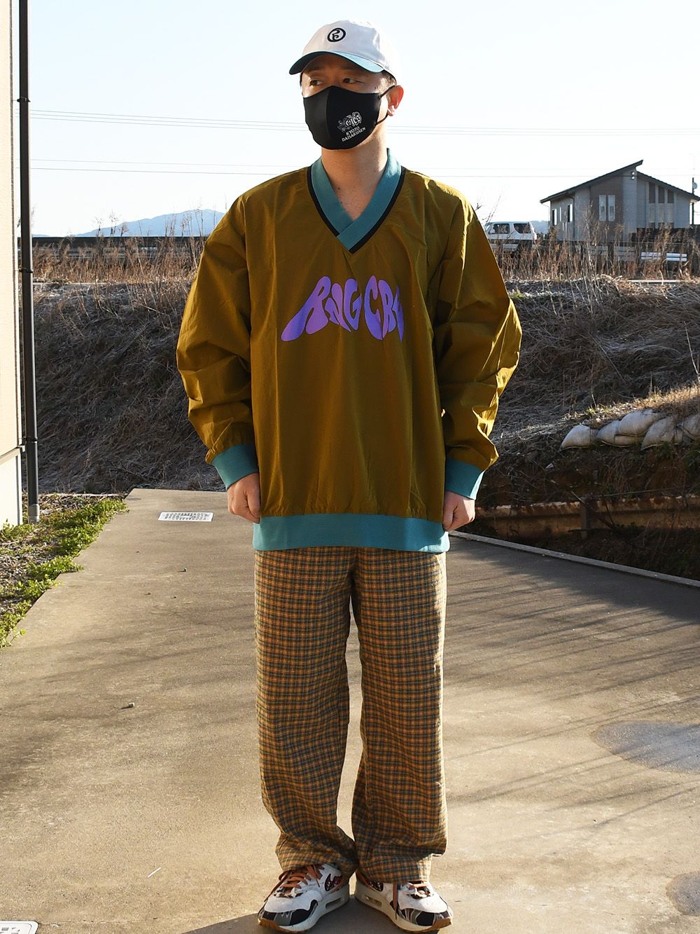 METALLIC NYLON V-NECK