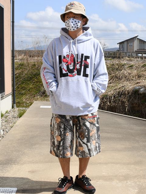 秋から冬？な感じの情緒あるカモ柄はどんなトップスにもいい感じにハマります。