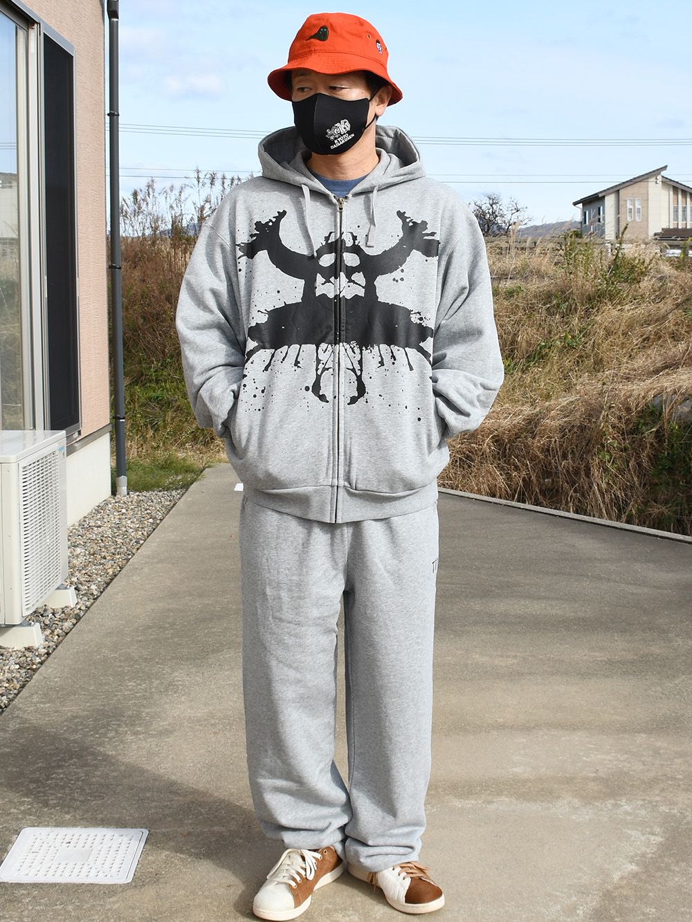 開けてよし、閉めてよし、のジップパーカ！