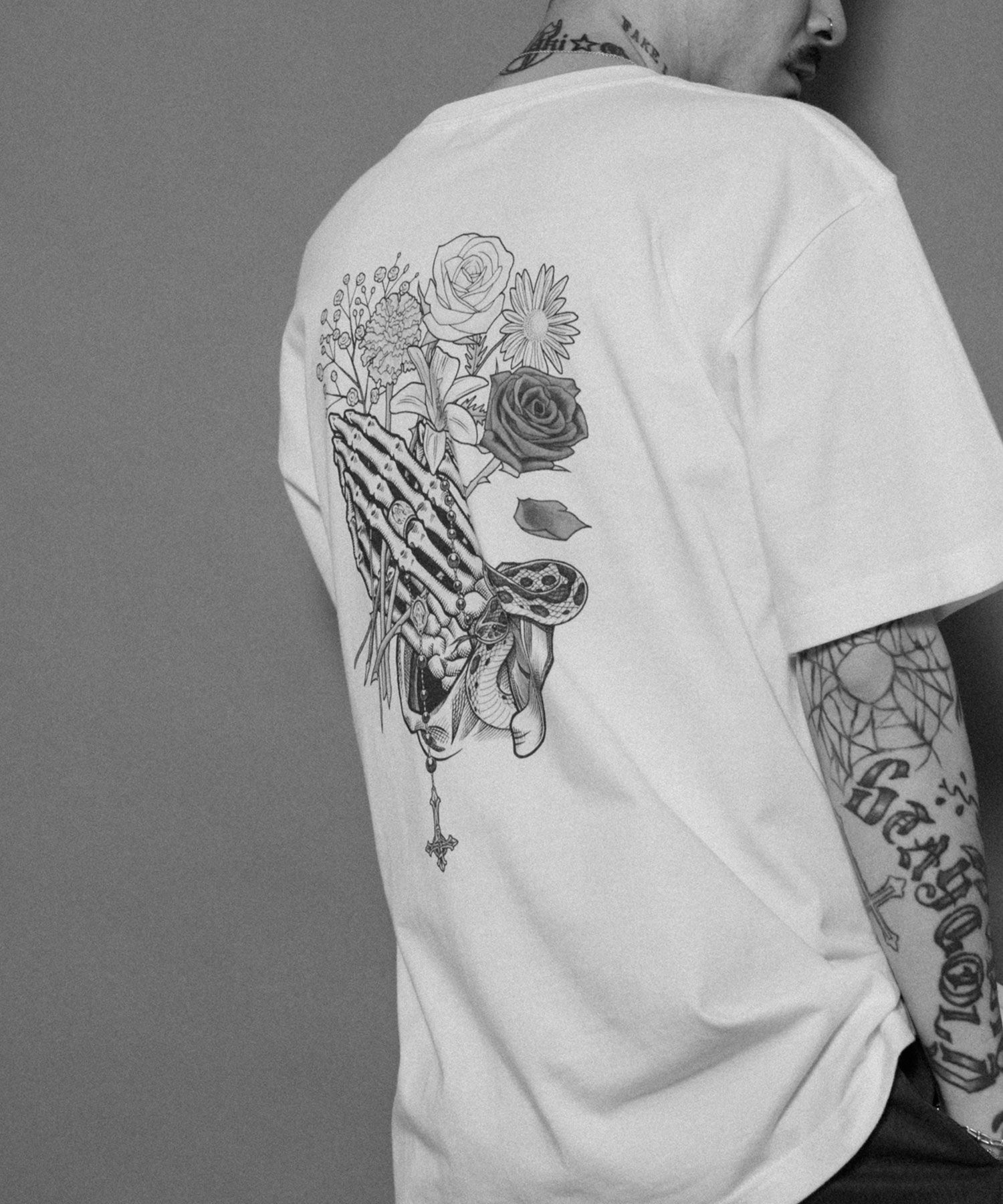 FLOWER PRAYING HANDS-TEE