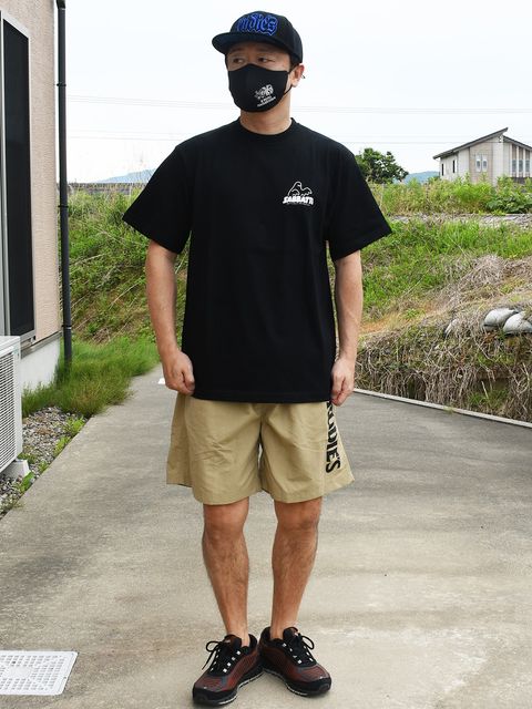 シンプルな黒白Tと思いきやシルバーも挟んだプリントがなんともクール！