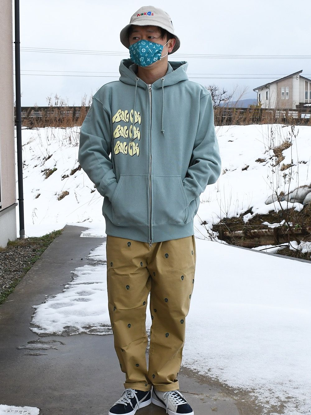 サイケなロゴがポップなカラーでプリントされた春らしい1枚です。