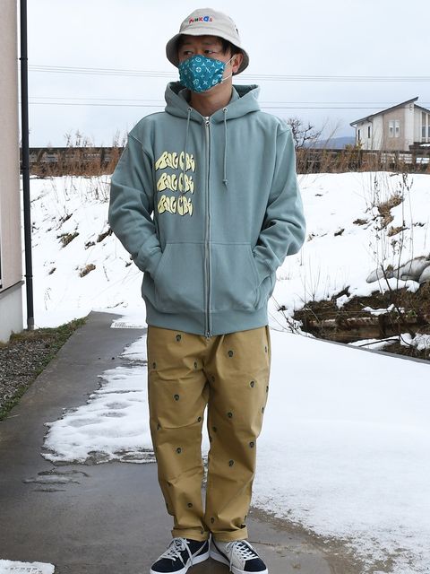 サイケなロゴがポップなカラーでプリントされた春らしい1枚です。