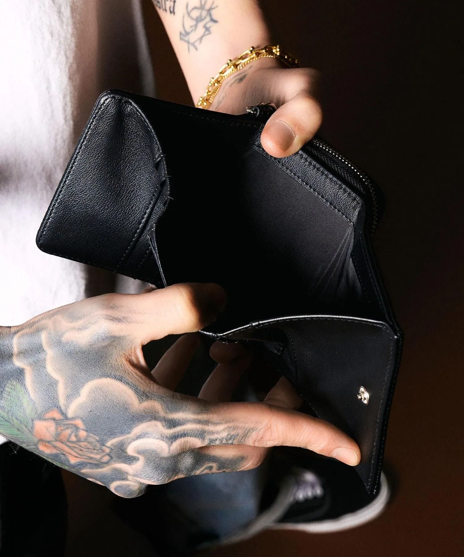 Logo plate leather wallet