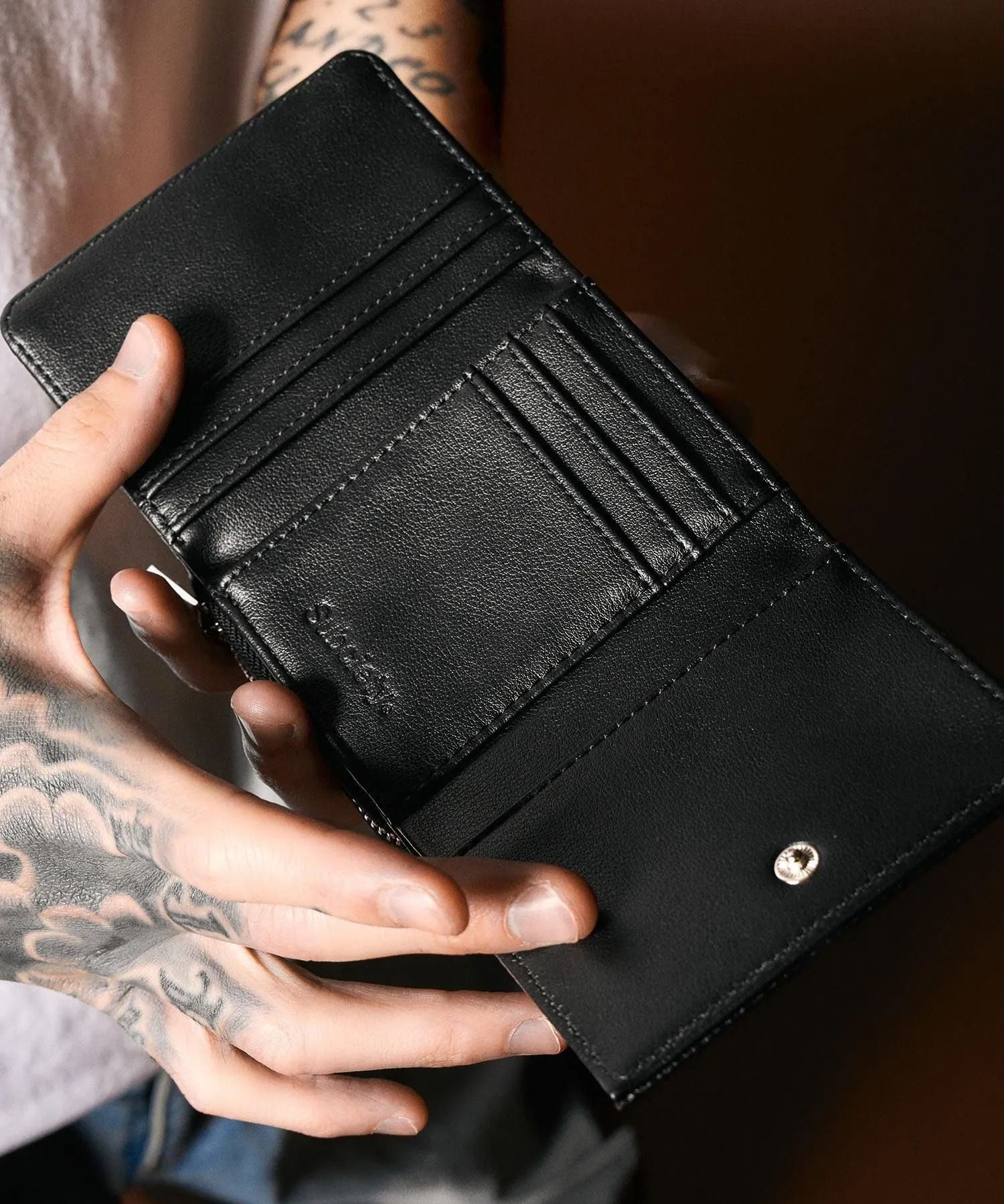 Logo plate leather wallet