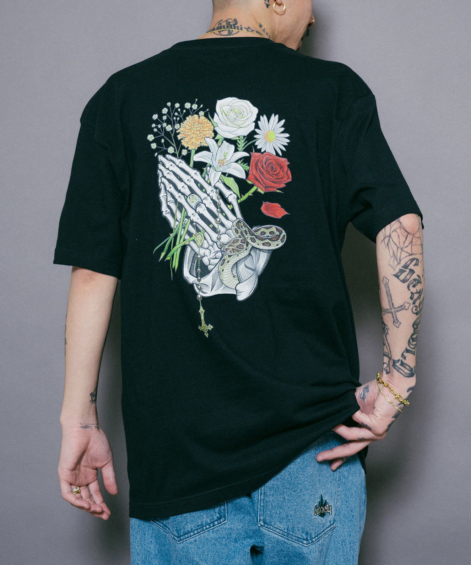 FLOWER PRAYING HANDS-TEE