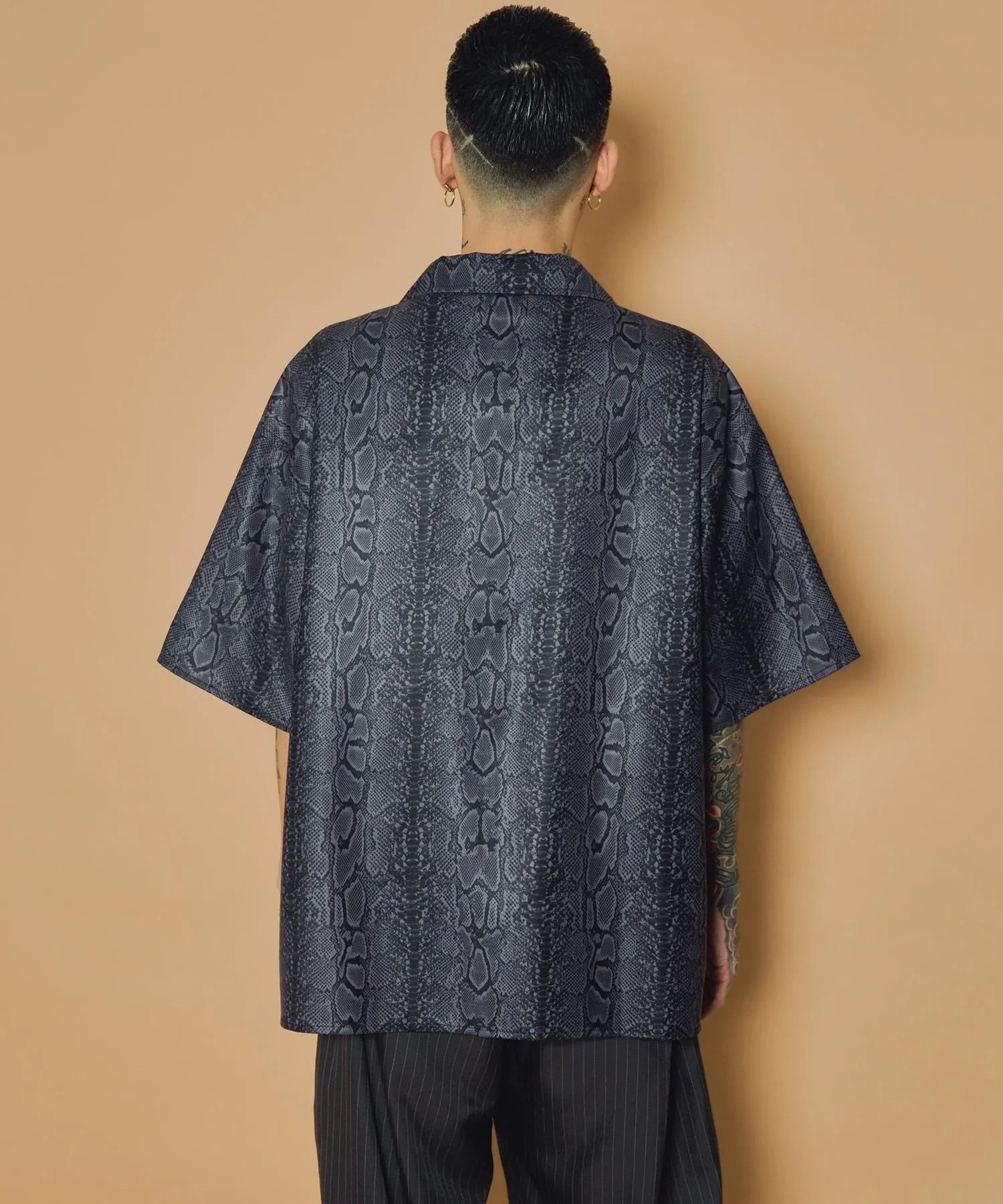 Essential open collar shirt