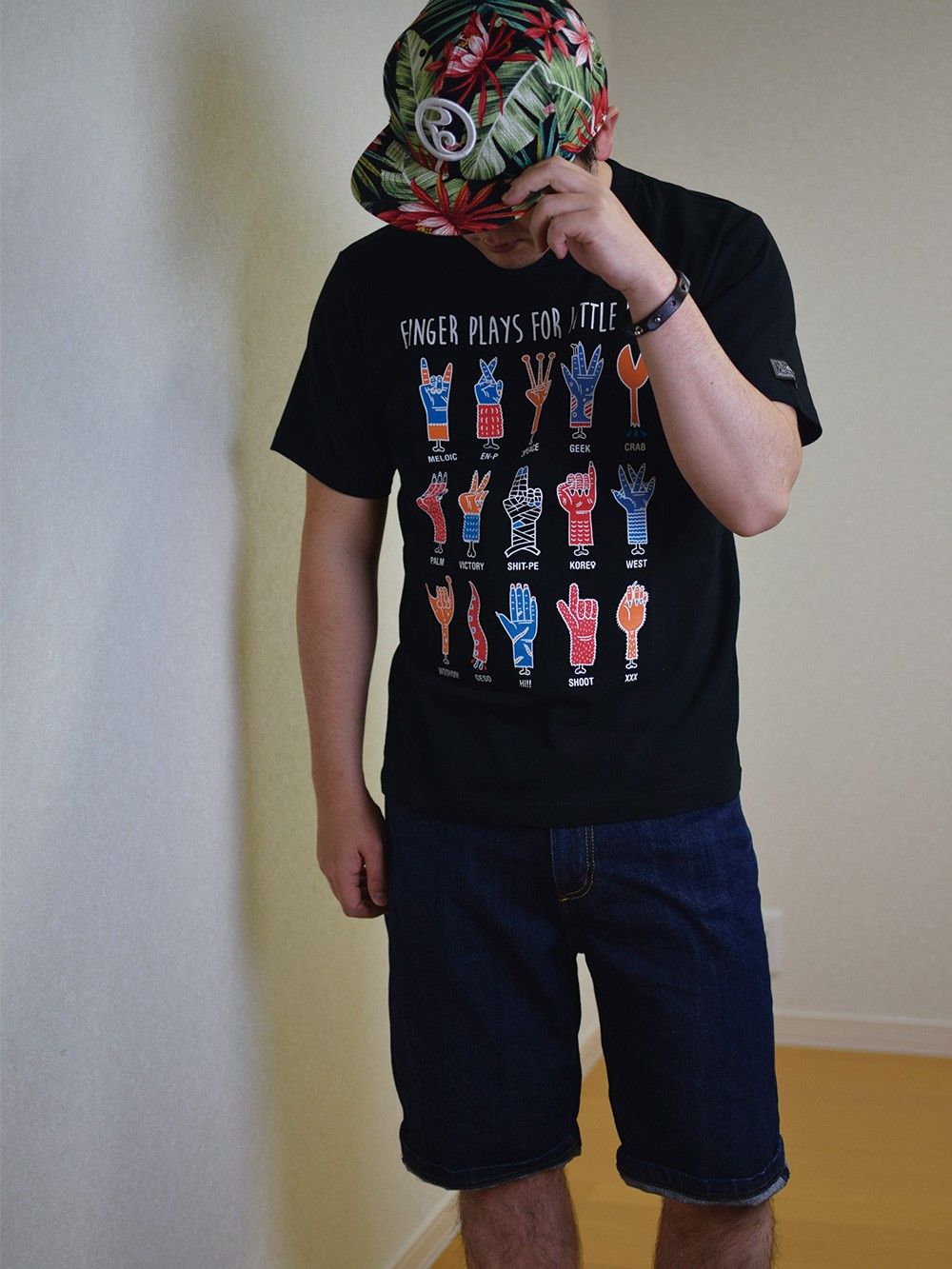 FINGER PLAY Tee