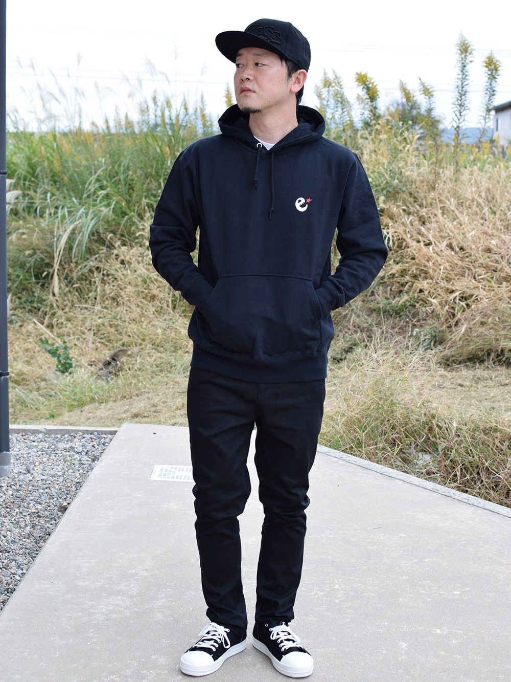 emblem print pull over hoody
