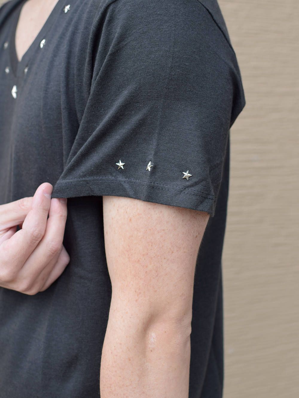STAR STUDS VNECK S/S