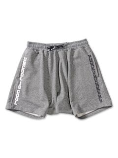 独りでも強くたくましく生き残るのニャ!