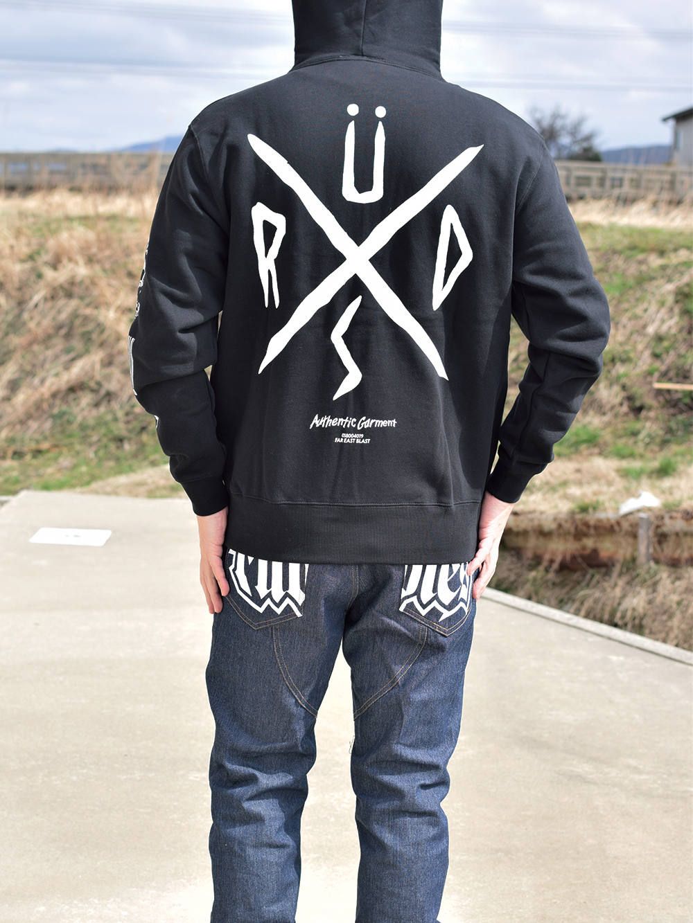 CONFUSE ZIPHOOD-SWEAT
