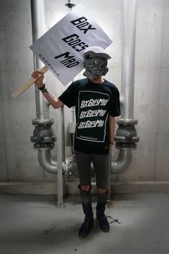BOX GOES MAD-TEE