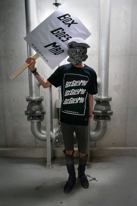 BOX GOES MAD-TEE
