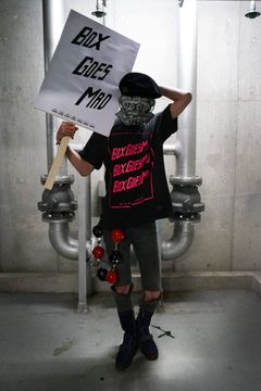BOX GOES MAD-TEE