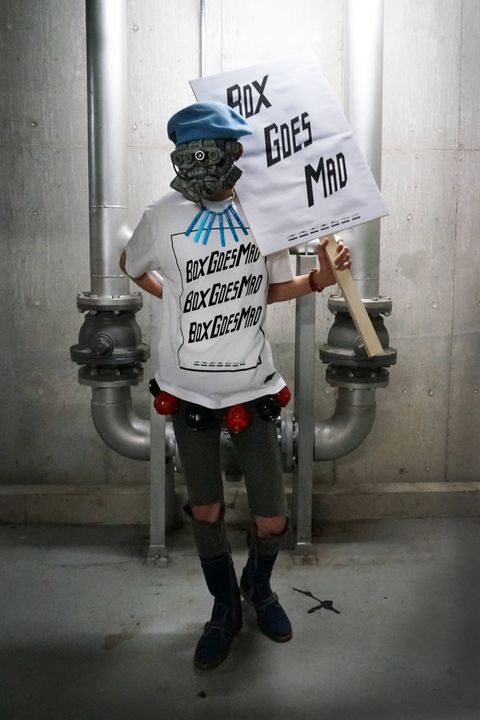 BOX GOES MAD-TEE